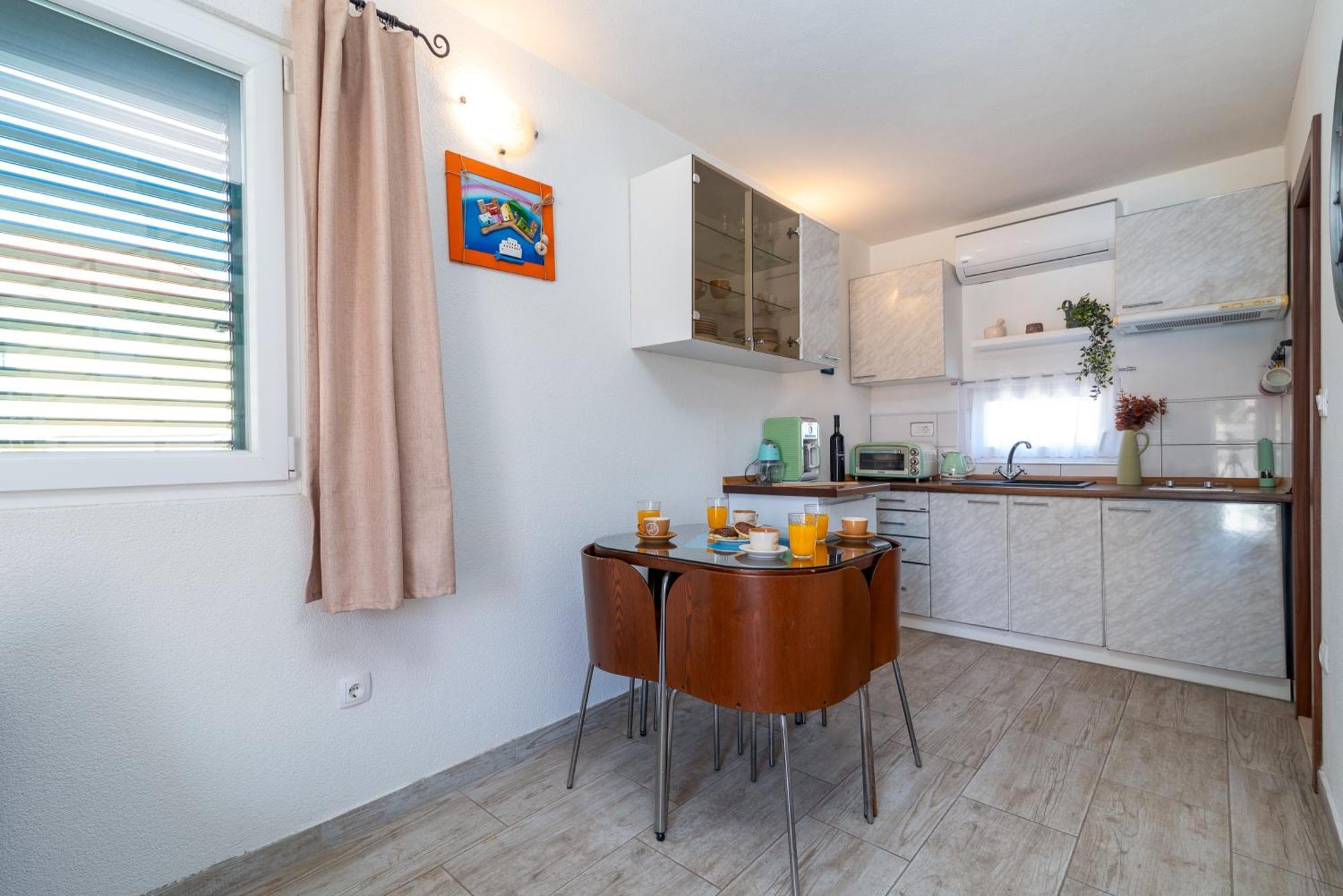 Studio Apartment Dona Trogir Exterior photo